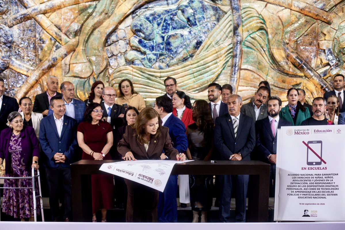 GloriaHimelda01's tweet photo. Hoy participé en la Tercera Reunión Nacional Plenaria Extraordinaria del #CONAEDU, junto a las autoridades educativas del país y encabezada por el Secretario de Educación Pública @mario_delgado 🇲🇽📚
En este encuentro acordamos fortalecer entornos escolares que favorezcan el aprendizaje y el bienestar de nuestras niñas, niños y jóvenes, incluyendo la regulación del uso de celulares durante la jornada escolar y el impulso de la estrategia “El ABC de las Emociones” para fortalecer la salud mental de adolescentes. 📲🧠💙
Desde Sinaloa, seguimos sumando esfuerzos por una educación que transforme y forme integralmente. 🙌🏻