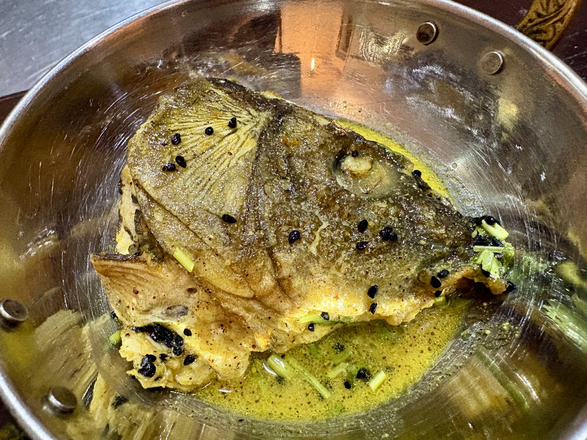 philosophycurry's tweet photo. 福岡に行くと必ず行くインディアンスパイスファクトリーさん。季節の野菜を使ったベンガルの贅を尽くしたコース。雨なのでルチにしてくれた。ゴングラやワタコルヘチマ、ゴンドラージ、モリンガの葉も自家栽培とのこと。チングリショルシェがめちゃチングリ。鯉の頭もめちゃうまだった。 https://t.co/XjcJkD1IBA