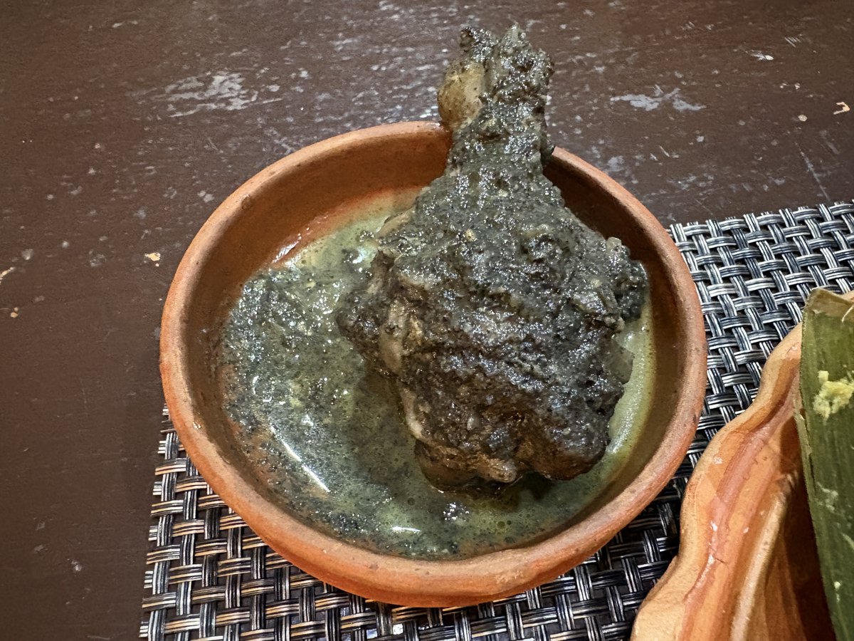 philosophycurry's tweet photo. 福岡に行くと必ず行くインディアンスパイスファクトリーさん。季節の野菜を使ったベンガルの贅を尽くしたコース。雨なのでルチにしてくれた。ゴングラやワタコルヘチマ、ゴンドラージ、モリンガの葉も自家栽培とのこと。チングリショルシェがめちゃチングリ。鯉の頭もめちゃうまだった。 https://t.co/XjcJkD1IBA