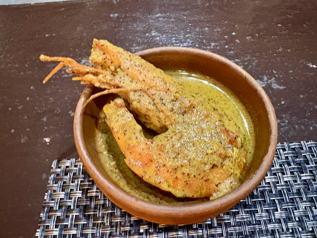 philosophycurry's tweet photo. 福岡に行くと必ず行くインディアンスパイスファクトリーさん。季節の野菜を使ったベンガルの贅を尽くしたコース。雨なのでルチにしてくれた。ゴングラやワタコルヘチマ、ゴンドラージ、モリンガの葉も自家栽培とのこと。チングリショルシェがめちゃチングリ。鯉の頭もめちゃうまだった。 https://t.co/XjcJkD1IBA