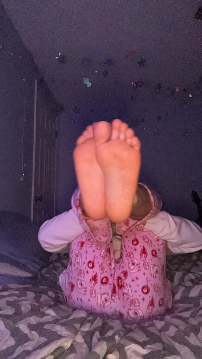 andivalentinee's tweet photo. don’t u love staring at my feet?

#twink #femboy #nsfwtwt https://t.co/mUTzv3nKhM