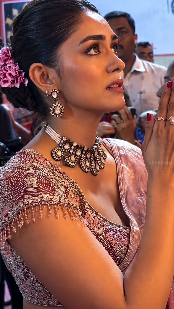 StressPillon's tweet photo. Mrunal Thakur. https://t.co/VdLTXAEHin