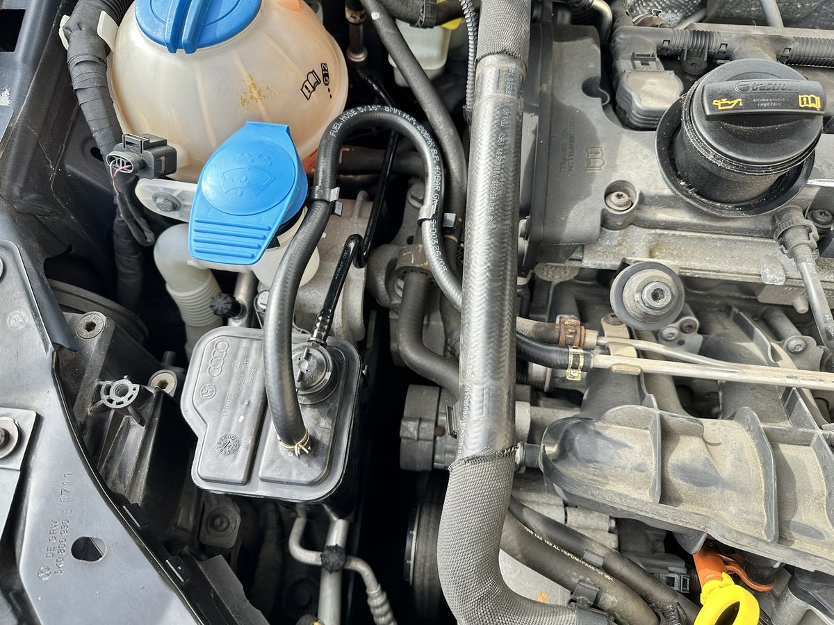 Vitz_CB400SB's tweet photo. チャコールキャニスターと
パージバルブ交換
キャニスターかなり汚れてたな https://t.co/lmCuWGXwRd