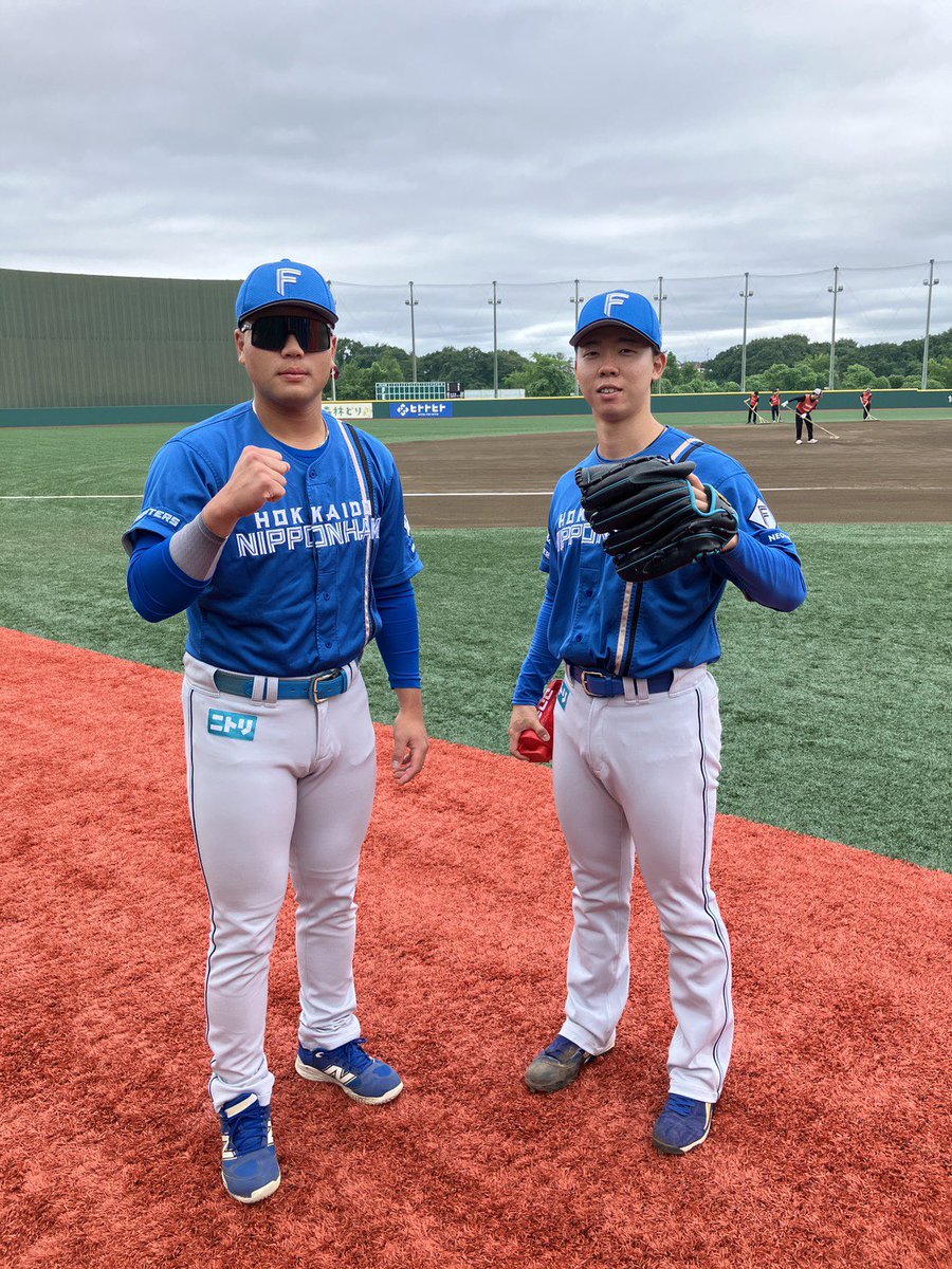FIGHTERSkamasta's tweet photo. 本日4番の #明瀬諒介 選手と先発の #大川慈英 投手🔥🔥
今日こそ優勝決めましょう‼️
#lovefighters #鎌ヶ谷 https://t.co/ri415wBMUA