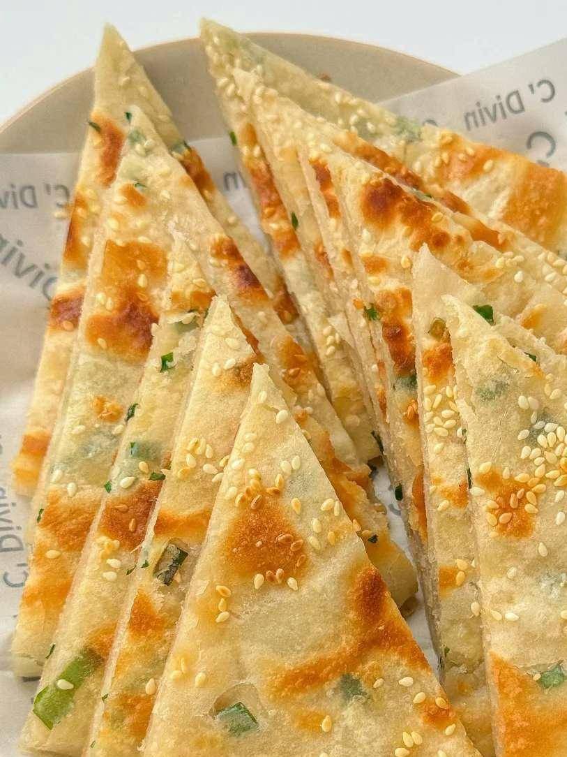 adrit531171's tweet photo. Tried the crispy scallion pancake from the street stall near the community—hot, flaky, and so satisfying on a cool day!， https://t.co/lDs8Loatd7