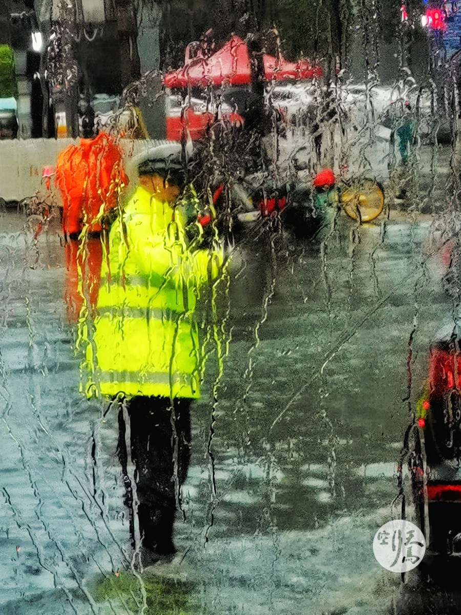 softx426623's tweet photo. A stranger held the door for me in the rain today, with a warm smile that made my whole rough day feel soft. Kindness is such a tiny, beautiful magic.， https://t.co/7Ta2qw48vM