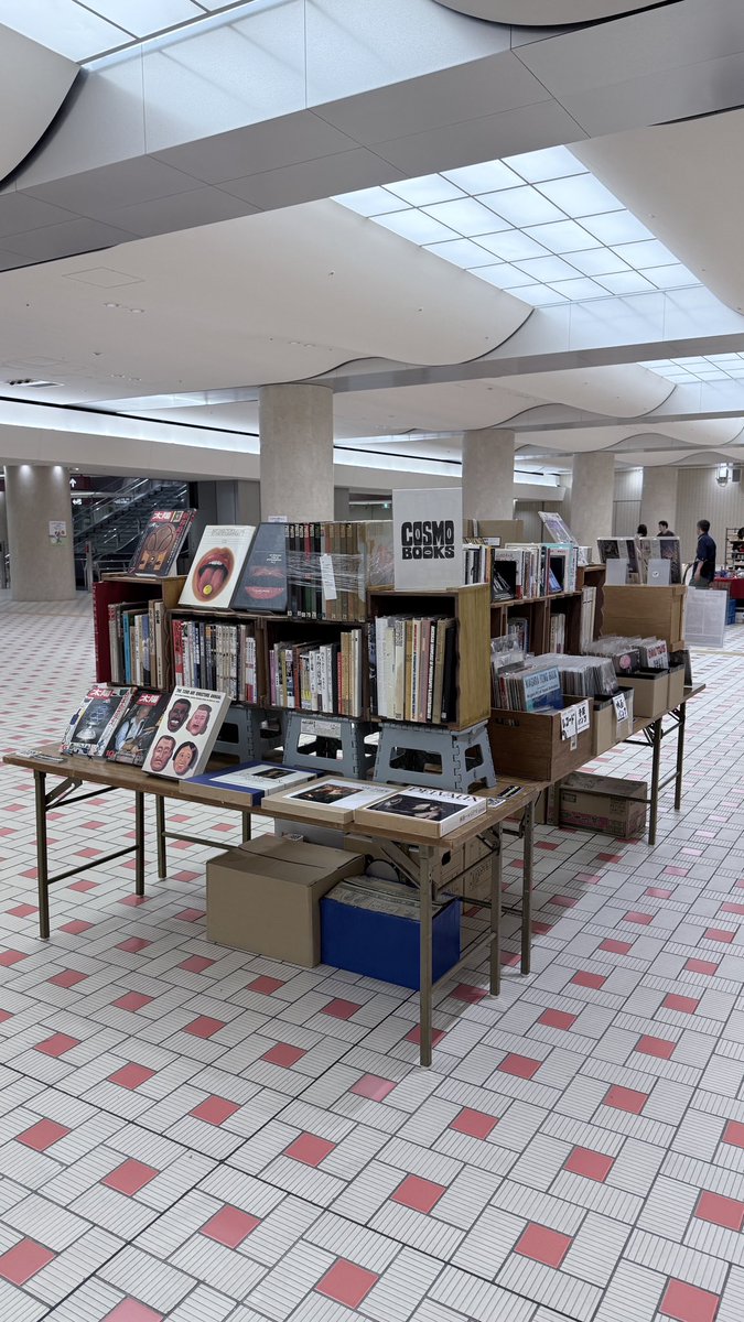 cosmoused_books's tweet photo. 本日12時よりいしかわ古書フェスです。
金沢駅東口を出て目の前のエスカレーターを降りたところでやってます。
お待ちしております！

@ishikawaKosho https://t.co/reBrJSvYHg