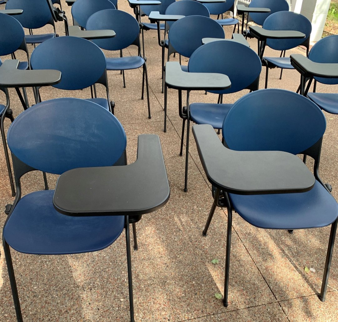 Ushikun_desu's tweet photo. オシャレな大学や専門学校に行くと
よく見るこの椅子
本当に誰が喜んでいるのか…。
机の部分へし折りたくなります。 https://t.co/jykmo9lZCO