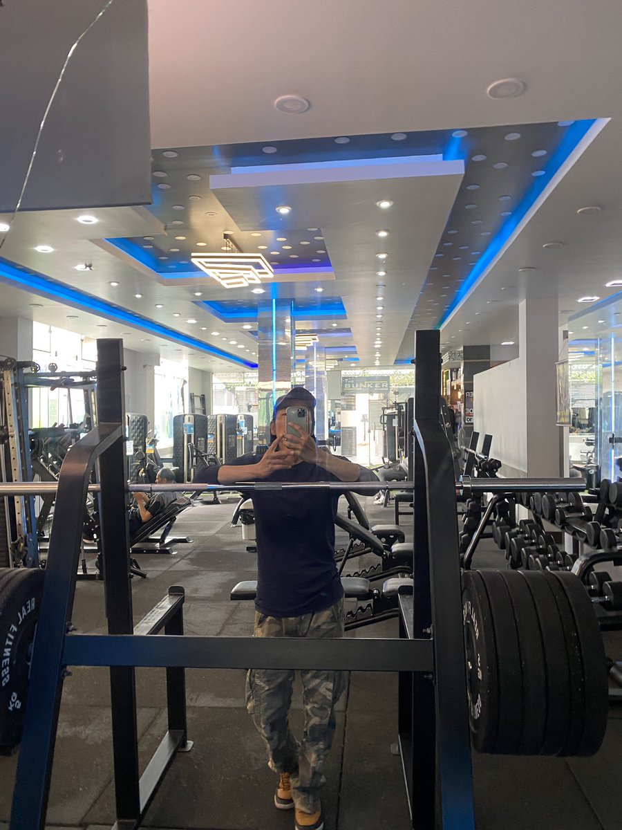 komericampp's tweet photo. ボリビアの標高3700mで筋トレしてみたら、案外普通だった。みんな高山病になるらしい💪🏽🇧🇴 https://t.co/CZbRBXHRU1