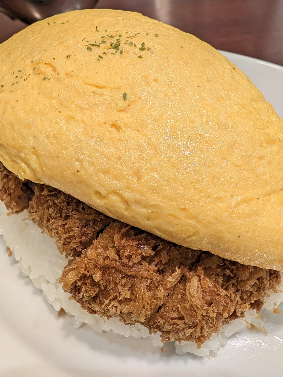 hon090hon's tweet photo. カツカレー
オムレツ乗せ
カレーはまだかけてない🍛 https://t.co/WhEXN6cHgp