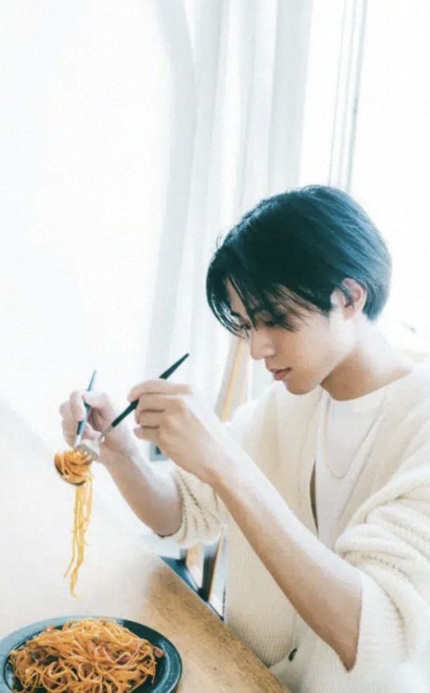ryanrenmyu's tweet photo. うちさー！この時の廉のビジュがめーっちゃ好きで！！
前のこの3枚目の時にちょっと似てるなって…
 #永瀬廉 https://t.co/be1VLjJh8g