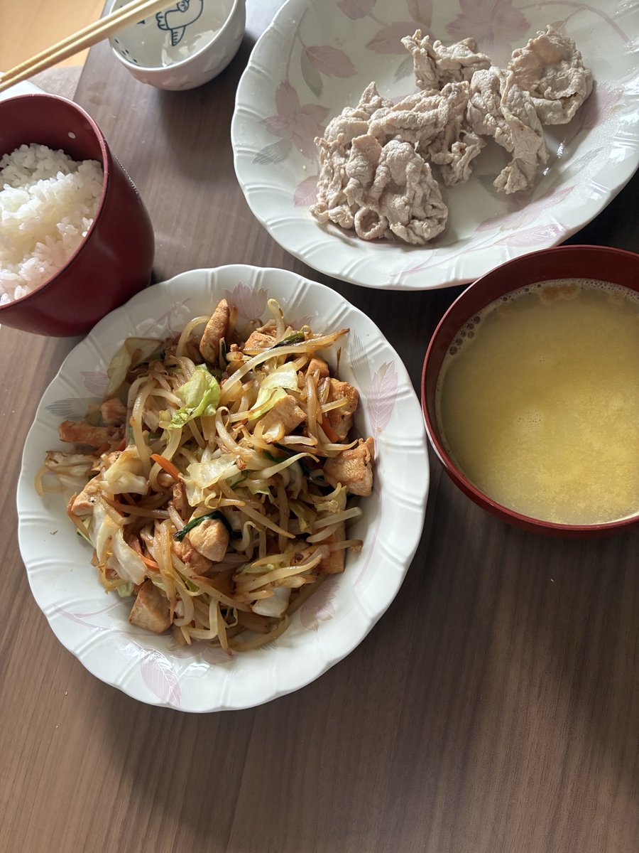 syamansya's tweet photo. もやしキャベツ鶏肉炒めと冷しゃぶつくった https://t.co/xDXs0ByGMV