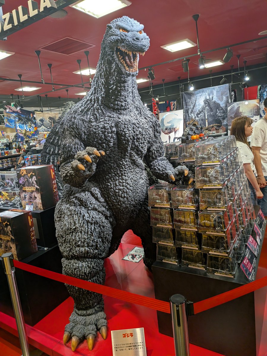 gjRsRVWFA2WgHBI's tweet photo. 愛知県から岡山県に向かう最中
大阪に寄り道中
ゴジラストアにて明日の展示会に着るTシャツを購入しました。
まだ岡山県は遠いですが事故なく向かいたいと思います。
#ゴジラ
#おかホビ2026 https://t.co/cIn40J6420