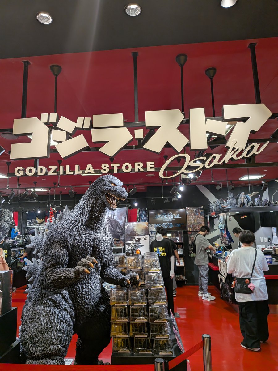 gjRsRVWFA2WgHBI's tweet photo. 愛知県から岡山県に向かう最中
大阪に寄り道中
ゴジラストアにて明日の展示会に着るTシャツを購入しました。
まだ岡山県は遠いですが事故なく向かいたいと思います。
#ゴジラ
#おかホビ2026 https://t.co/cIn40J6420