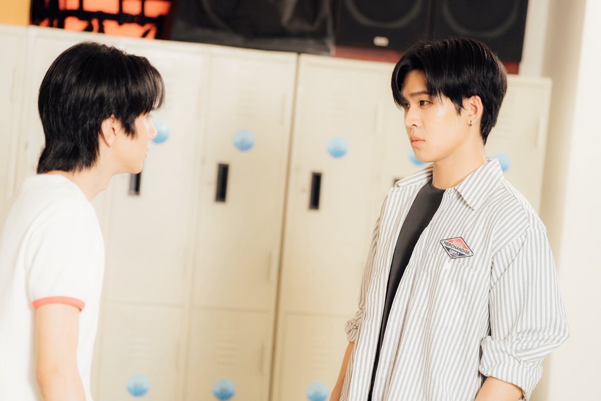 MrFanboySeries's tweet photo. เรื่องย่อ “รักสุดใจนายแฟนบอย Mr. Fanboy Series” EP.4

หลังจากช่วย “ไนน์” กับ “ว่าน” ขึ้นมาจากสระได้สำเร็จ “เติร์ด” มั่นใจว่า “ไนน์” เล่นแรงและตั้งใจกด “ว่าน” ให้จมน้ำ ขณะที่ “ว่าน” คิดว่าทุกอย่างเป็นเพียงอุบัติเหตุ

เปิดกล้องวันแรก “ว่าน” ตื่นเต้นจนทำอะไรแทบไม่ถูก และแน่นอนว่าในฐานะนักแสดงมือใหม่ การแสดงของเขาออกมาสุดห่วยจนผู้กำกับต้องสั่งพักกอง “เติร์ด” จึงตัดสินใจจับ “ว่าน” มาเข้าคอร์สเร่งด่วนแบบตัวต่อตัว เพื่อช่วยให้เขาพอจะเอาตัวรอดจากการถ่ายทำในวันนี้ไปให้ได้

หลังเลิกกอง “ไนน์” ชวน “ว่าน” ไปกินข้าวต่อ แต่แท้จริงแล้วมีจุดประสงค์เพื่อพยายามดึง“ว่าน” ให้ออกห่างจาก “เติร์ด” 

เกิดเหตุการณ์ร้ายแรงขึ้นในวันถ่ายทำ“ว่าน” มีส่วนเกี่ยวข้องแบบไม่ได้ตั้งใจ แต่ทว่าเรื่องกลับลุกลามใหญ่โตเกินกว่าที่ใครคาดคิด  “ว่าน” ถูกสั่งให้เก็บตัวอยู่ในบ้าน แต่เขากลับยอมเสี่ยงฝ่าฝืนคำสั่งเพราะมีเหตุผลสำคัญที่ต้องมาเจอ“เติร์ด” ให้ได้

ติดตามได้ใน “รักสุดใจนายแฟนบอย Mr. Fanboy Series EP.4” วันเสาร์ที่ 19 กันยายนนี้

📺 รับชม “รักสุดใจนายแฟนบอย Mr. Fanboy Series” พร้อมกันทุกวันเสาร์เวลา 22.30 น. ทางช่อง one 31

🎥 ดูออนไลน์เวอร์ชัน UNCUT เวลา 23.30 น. บนแอป iQIYI และเว็บ https://t.co/CH45u7mlJy ที่เดียวเท่านั้น

#รักสุดใจนายแฟนบอยSeries
#MrFanboySeries
#MandeeWork