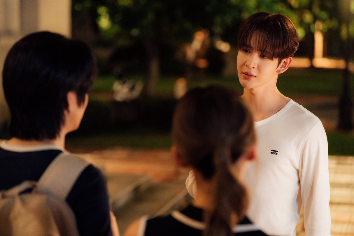 MrFanboySeries's tweet photo. เรื่องย่อ “รักสุดใจนายแฟนบอย Mr. Fanboy Series” EP.4

หลังจากช่วย “ไนน์” กับ “ว่าน” ขึ้นมาจากสระได้สำเร็จ “เติร์ด” มั่นใจว่า “ไนน์” เล่นแรงและตั้งใจกด “ว่าน” ให้จมน้ำ ขณะที่ “ว่าน” คิดว่าทุกอย่างเป็นเพียงอุบัติเหตุ

เปิดกล้องวันแรก “ว่าน” ตื่นเต้นจนทำอะไรแทบไม่ถูก และแน่นอนว่าในฐานะนักแสดงมือใหม่ การแสดงของเขาออกมาสุดห่วยจนผู้กำกับต้องสั่งพักกอง “เติร์ด” จึงตัดสินใจจับ “ว่าน” มาเข้าคอร์สเร่งด่วนแบบตัวต่อตัว เพื่อช่วยให้เขาพอจะเอาตัวรอดจากการถ่ายทำในวันนี้ไปให้ได้

หลังเลิกกอง “ไนน์” ชวน “ว่าน” ไปกินข้าวต่อ แต่แท้จริงแล้วมีจุดประสงค์เพื่อพยายามดึง“ว่าน” ให้ออกห่างจาก “เติร์ด” 

เกิดเหตุการณ์ร้ายแรงขึ้นในวันถ่ายทำ“ว่าน” มีส่วนเกี่ยวข้องแบบไม่ได้ตั้งใจ แต่ทว่าเรื่องกลับลุกลามใหญ่โตเกินกว่าที่ใครคาดคิด  “ว่าน” ถูกสั่งให้เก็บตัวอยู่ในบ้าน แต่เขากลับยอมเสี่ยงฝ่าฝืนคำสั่งเพราะมีเหตุผลสำคัญที่ต้องมาเจอ“เติร์ด” ให้ได้

ติดตามได้ใน “รักสุดใจนายแฟนบอย Mr. Fanboy Series EP.4” วันเสาร์ที่ 19 กันยายนนี้

📺 รับชม “รักสุดใจนายแฟนบอย Mr. Fanboy Series” พร้อมกันทุกวันเสาร์เวลา 22.30 น. ทางช่อง one 31

🎥 ดูออนไลน์เวอร์ชัน UNCUT เวลา 23.30 น. บนแอป iQIYI และเว็บ https://t.co/CH45u7mlJy ที่เดียวเท่านั้น

#รักสุดใจนายแฟนบอยSeries
#MrFanboySeries
#MandeeWork