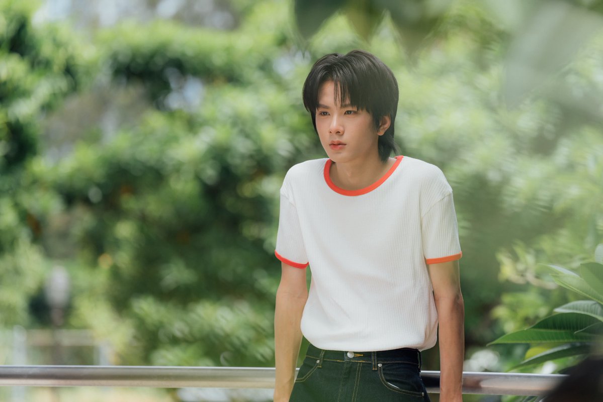 MrFanboySeries's tweet photo. เรื่องย่อ “รักสุดใจนายแฟนบอย Mr. Fanboy Series” EP.4

หลังจากช่วย “ไนน์” กับ “ว่าน” ขึ้นมาจากสระได้สำเร็จ “เติร์ด” มั่นใจว่า “ไนน์” เล่นแรงและตั้งใจกด “ว่าน” ให้จมน้ำ ขณะที่ “ว่าน” คิดว่าทุกอย่างเป็นเพียงอุบัติเหตุ

เปิดกล้องวันแรก “ว่าน” ตื่นเต้นจนทำอะไรแทบไม่ถูก และแน่นอนว่าในฐานะนักแสดงมือใหม่ การแสดงของเขาออกมาสุดห่วยจนผู้กำกับต้องสั่งพักกอง “เติร์ด” จึงตัดสินใจจับ “ว่าน” มาเข้าคอร์สเร่งด่วนแบบตัวต่อตัว เพื่อช่วยให้เขาพอจะเอาตัวรอดจากการถ่ายทำในวันนี้ไปให้ได้

หลังเลิกกอง “ไนน์” ชวน “ว่าน” ไปกินข้าวต่อ แต่แท้จริงแล้วมีจุดประสงค์เพื่อพยายามดึง“ว่าน” ให้ออกห่างจาก “เติร์ด” 

เกิดเหตุการณ์ร้ายแรงขึ้นในวันถ่ายทำ“ว่าน” มีส่วนเกี่ยวข้องแบบไม่ได้ตั้งใจ แต่ทว่าเรื่องกลับลุกลามใหญ่โตเกินกว่าที่ใครคาดคิด  “ว่าน” ถูกสั่งให้เก็บตัวอยู่ในบ้าน แต่เขากลับยอมเสี่ยงฝ่าฝืนคำสั่งเพราะมีเหตุผลสำคัญที่ต้องมาเจอ“เติร์ด” ให้ได้

ติดตามได้ใน “รักสุดใจนายแฟนบอย Mr. Fanboy Series EP.4” วันเสาร์ที่ 19 กันยายนนี้

📺 รับชม “รักสุดใจนายแฟนบอย Mr. Fanboy Series” พร้อมกันทุกวันเสาร์เวลา 22.30 น. ทางช่อง one 31

🎥 ดูออนไลน์เวอร์ชัน UNCUT เวลา 23.30 น. บนแอป iQIYI และเว็บ https://t.co/CH45u7mlJy ที่เดียวเท่านั้น

#รักสุดใจนายแฟนบอยSeries
#MrFanboySeries
#MandeeWork