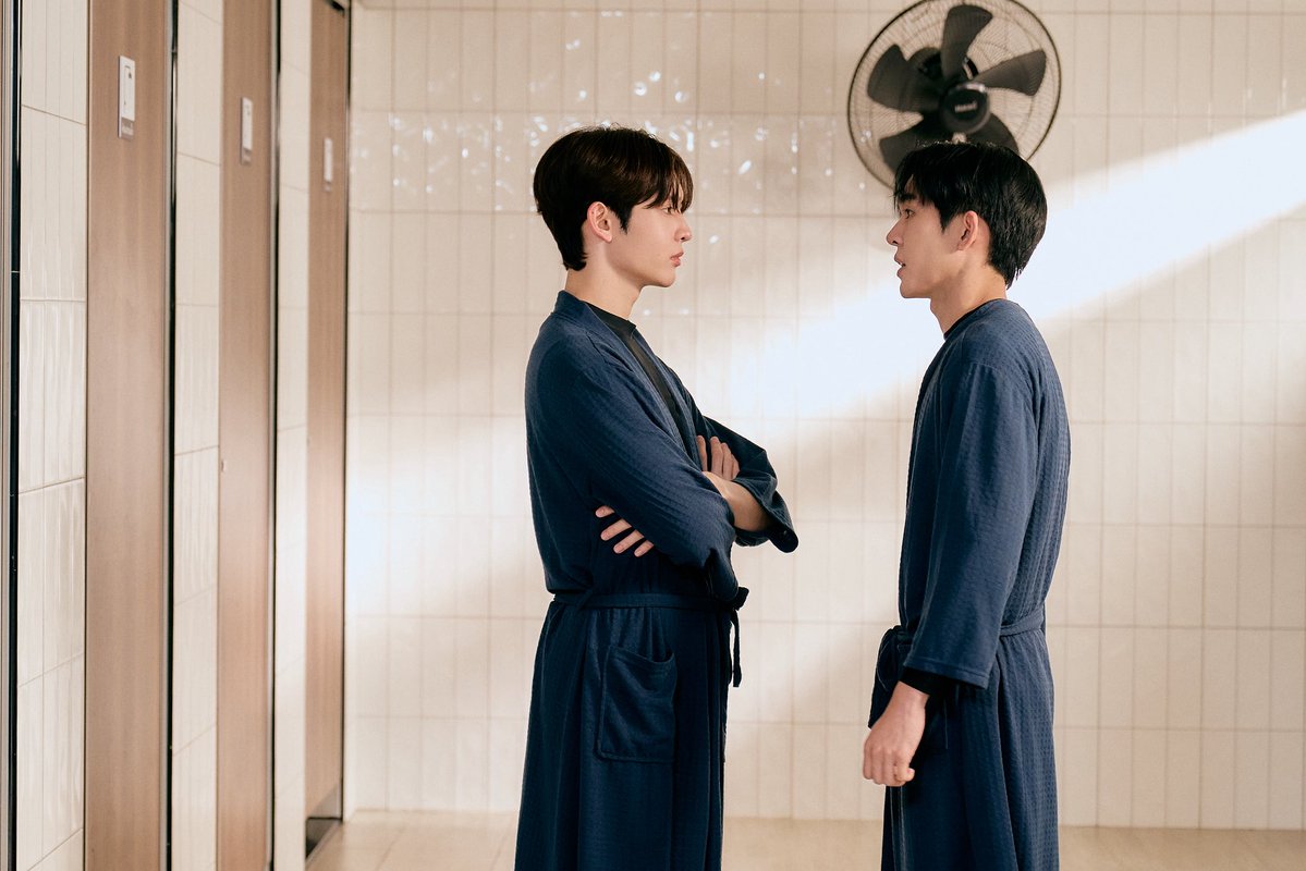 MrFanboySeries's tweet photo. เรื่องย่อ “รักสุดใจนายแฟนบอย Mr. Fanboy Series” EP.4

หลังจากช่วย “ไนน์” กับ “ว่าน” ขึ้นมาจากสระได้สำเร็จ “เติร์ด” มั่นใจว่า “ไนน์” เล่นแรงและตั้งใจกด “ว่าน” ให้จมน้ำ ขณะที่ “ว่าน” คิดว่าทุกอย่างเป็นเพียงอุบัติเหตุ

เปิดกล้องวันแรก “ว่าน” ตื่นเต้นจนทำอะไรแทบไม่ถูก และแน่นอนว่าในฐานะนักแสดงมือใหม่ การแสดงของเขาออกมาสุดห่วยจนผู้กำกับต้องสั่งพักกอง “เติร์ด” จึงตัดสินใจจับ “ว่าน” มาเข้าคอร์สเร่งด่วนแบบตัวต่อตัว เพื่อช่วยให้เขาพอจะเอาตัวรอดจากการถ่ายทำในวันนี้ไปให้ได้

หลังเลิกกอง “ไนน์” ชวน “ว่าน” ไปกินข้าวต่อ แต่แท้จริงแล้วมีจุดประสงค์เพื่อพยายามดึง“ว่าน” ให้ออกห่างจาก “เติร์ด” 

เกิดเหตุการณ์ร้ายแรงขึ้นในวันถ่ายทำ“ว่าน” มีส่วนเกี่ยวข้องแบบไม่ได้ตั้งใจ แต่ทว่าเรื่องกลับลุกลามใหญ่โตเกินกว่าที่ใครคาดคิด  “ว่าน” ถูกสั่งให้เก็บตัวอยู่ในบ้าน แต่เขากลับยอมเสี่ยงฝ่าฝืนคำสั่งเพราะมีเหตุผลสำคัญที่ต้องมาเจอ“เติร์ด” ให้ได้

ติดตามได้ใน “รักสุดใจนายแฟนบอย Mr. Fanboy Series EP.4” วันเสาร์ที่ 19 กันยายนนี้

📺 รับชม “รักสุดใจนายแฟนบอย Mr. Fanboy Series” พร้อมกันทุกวันเสาร์เวลา 22.30 น. ทางช่อง one 31

🎥 ดูออนไลน์เวอร์ชัน UNCUT เวลา 23.30 น. บนแอป iQIYI และเว็บ https://t.co/CH45u7mlJy ที่เดียวเท่านั้น

#รักสุดใจนายแฟนบอยSeries
#MrFanboySeries
#MandeeWork