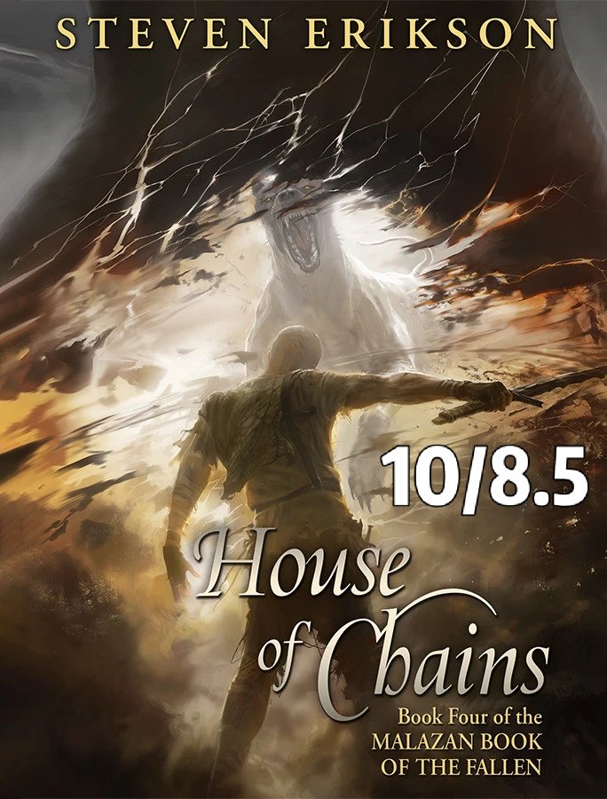 Manaf_sg's tweet photo. رأيي عن رواية مسكن السلاسل House of Chains من سلسلة مالازان، بدون حرق.

ترجع قصة الكتاب إلى مسار جديد مع شخصية جديدة كاراسا أورلونغ، اللي بالنسبة إلي إلى الآن أحد أعظم الشخصيات بالسلسلة، وكانت أحداث جميلة مع كارسا، رغم حسيت ببعض الأحيان بثقل المجلد الأول لأن أريد أدخل بالأحداث المباشرة وين ما تركنا الكتاب الثاني.

أهم ما يميز هذا الجزء هو تطور الشخصيات، اللي كان من الممكن يشدني أكثر من الأحداث نفسها. شخصيات تعلقت بيهم بالجزء الثاني في كتاب "بوابات مسكن الموتى"، تبدأ الأحداث تبنى بشكل بطيء بالرواية، ولكن اللي كان يخفف عن هذا الموضوع هو الحوارات عند بعض الشخصيات، واللاينات كانت عظيمة، وخصوصاً مسار كارسا نفسه. شخصية تظهر ببداية الكتاب بتفكير وشخصية مختلفة بعض الشيء عما وصل إليه، وهذا التطور ممكن من أفضل الأشياء اللي صارت بالرواية نفسها.

أكثر ما كان بعض الشيء مزعج بهذا الجزء، وهو بكل جزء مزعج، لكن بهذا الجزء حسيت الوضع أسوأ بكثير، اللي هو الكمية المهولة من عدد الشخصيات اللي كانت بالرواية، وكل فصل وكل خط مع شخصيات الفصول، وهذا للأمانة مرهق جداً، لكن أريكسون كعادته دائماً يعوضك بحوارات أو تويستات أو أحداث رهيبة ينسيك هذا الشعور، وقد ترجع تحس بنفس الشعور بعدين طبيعي.

قصة الجزء الثاني هي قصصياً تعتبر الجزء الثاني لأحداث سلسلة الكلاب اللي بدأت بكتاب بوابات مسكن الموتى، ولذلك كانت سلسلة الكلاب أو هذول الكتابين ارتبطت معهم أكثر بسبب عدد الشخصيات الرهيبة وكثرة الأحداث، وكان الغالب عليهم الطابع التراجيدي، وقسوة الحياة، وتفاصيل الملحمة.

أكثر ما يميز ستيفن أريكسون هو يعطي للمواضيع عمق إضافي يخلي عندك مساحة للتفكير بهل أمور، ومنها الأمور الجغرافية، بحيث الأرض اللي تحدث بيها الأحداث في مسارات سلسلة الكلاب، هي الصحراء، وهذه الصحراء تكشف لك مع مرور الفصول أسرار عظيمة تخص اللور وقصص عن تاريخ العالم وكيف ترتبط بالحاضر نفسه وتؤثر على بعض الشخصيات والمسارات.

حاولت أنصف هالجزء بقدر كبير، وفعلاً هو يستاهل الإنصاف، ولكن كذلك لا يخلو من بعض الأمور اللي تسبب بعض الإزعاج للقارئ. هذا الجزء من الكتب اللي حبيتهم، ولكن البناء البطيء اللي حدث، وكذلك المسارات الكثيرة للشخصيات، تحس ببعض الأحيان أمر غير صائب، لأن الهدف هو أن تفهم ما يحصل، مو تتلخبط بضخ كمية هائلة من الشخصيات. رغم هو هذا أسلوب الكاتب، لكن ما أفضل هذا النوع من الأسلوب، لأن تحتاج بعد ما تقرأ النص أول مرة أما ترجع له أو تبحث أكثر حتى تتوضح أمور قد تكون ما فهمتها.

لكن بشكل عام حبيت الرواية، نهاية عظيمة ومرضية ببعض المسارات وحزينة جداً بمسار معين، وآخر 3 فصول من كل كتب أريكسون دائماً تكون أبسلوت فانتسي.

تقييمي النهائي للرواية هو 8.5 من 10.