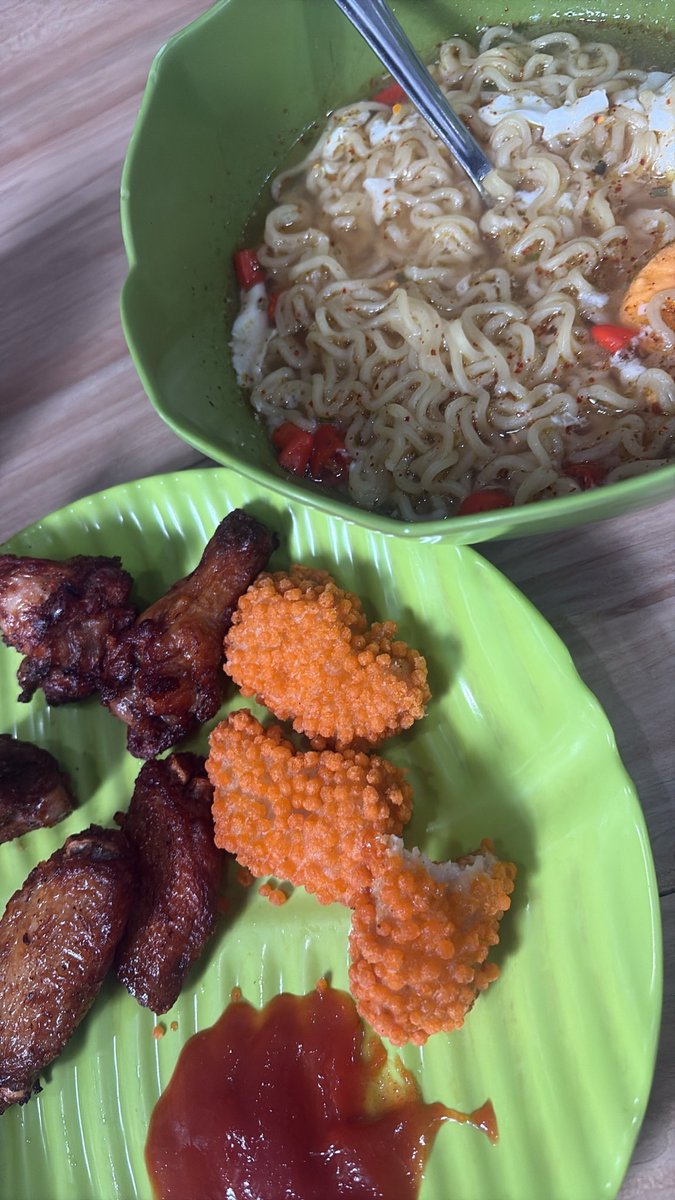 chibzhi's tweet photo. guys jgnlupa MUKBANG. https://t.co/Sf5PolqlZd