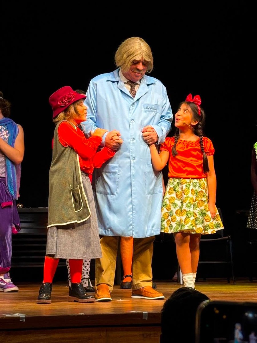 DoEscriba's tweet photo. "EscolinhaZinha do Professor Raymundo" chega a Nova Iguaçu com humor, música e homenagem a Chico Anysio 

https://t.co/aOmJrDZjEi https://t.co/CcbxPY3SmH