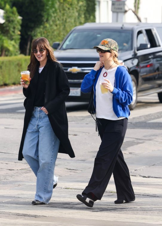 JLawrenceCenter's tweet photo. Dakota Johnson on a video with Jennifer Lawrence that she wants to post:

“I have this amazing video of her. She said, ‘I’m walking past your house,’ and I was living in New York filming a movie at the time. So I opened the window on the top floor and just yelled, ‘Bitch!’” https://t.co/rhEOniXeJ3