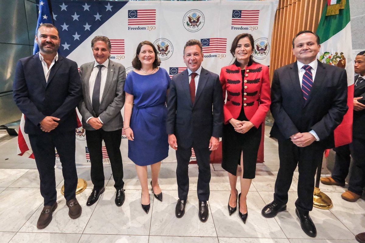 VeroDelgadilloG's tweet photo. Tuve el gusto de asistir a la ceremonia de bienvenida a la nueva Cónsul General de Estados Unidos en Guadalajara, Elizabeth Hoffman Franolich. 

El mayor de los éxitos a la nueva Cónsul en esta importante responsabilidad, cuente conmigo y con Guadalajara para seguir tendiendo puentes de entendimiento que nos permitan hacer equipo en los temas que nos son comunes. ¡Bienvenida!