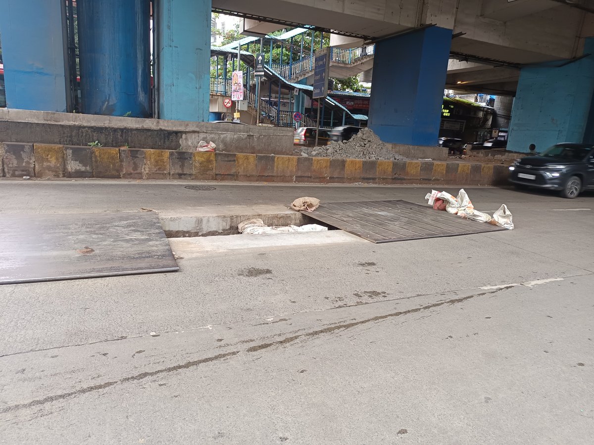 Vinitakdpw's tweet photo. @MumbaiPolice @MTPHereToHelp @StuckByFevicol Marol Naka metro gate no 2. Where r barricades?? https://t.co/tovA6OrG4b
