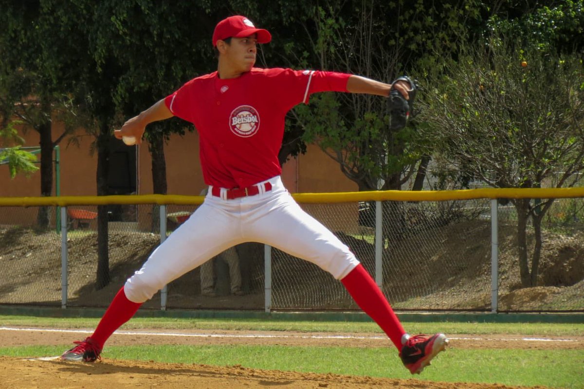 isabelgporrua's tweet photo. Los sueños se cumplen. El pitcher José Ignacio "Tibu" Rodríguez acaba de debutar en Grandes Ligas con los @BlueJays 
 de Toronto. El primer lanzador oaxaqueño, egresado de la @AcademiaAHH y de la @ULSA_OAXACA en pisar Ligas Mayores. Un orgullo para México. ¡Felicidades! https://t.co/Dmv50sKmpB