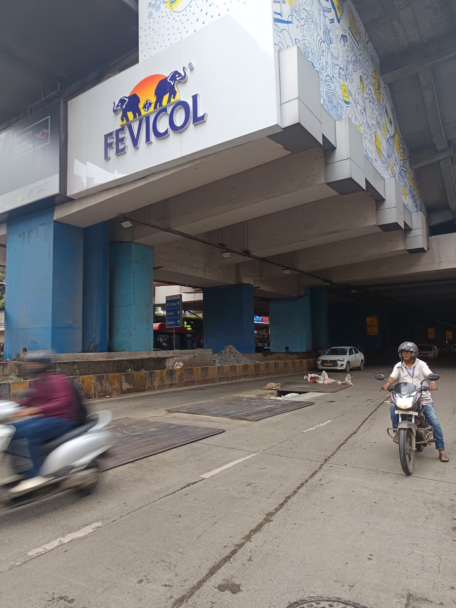 Vinitakdpw's tweet photo. @MumbaiPolice @MTPHereToHelp @StuckByFevicol Marol Naka metro gate no 2. Where r barricades?? https://t.co/tovA6OrG4b