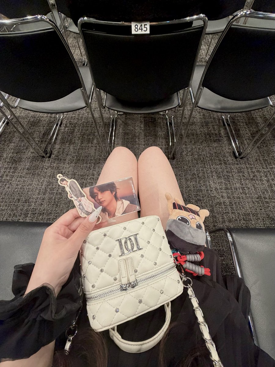 Jno____23's tweet photo. 今年の夏の1番の思い出💕
MissingシリアルA賞当選して初都内某所の女に‼️
結構後ろの方だったけど最後回ってきてくれて早々ピンク髪拝めました😭🐢
 #BEFIRST  #Missing https://t.co/pqQaWI0CDR