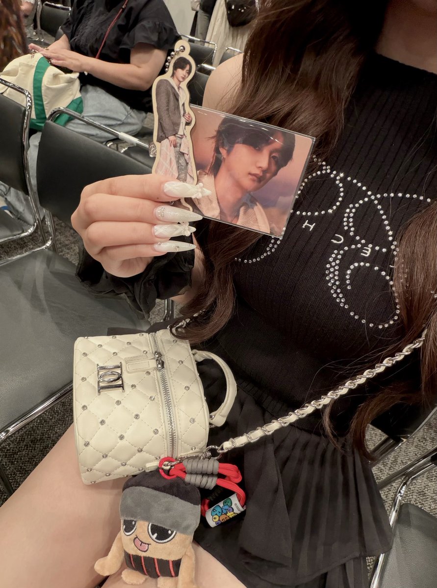 Jno____23's tweet photo. 今年の夏の1番の思い出💕
MissingシリアルA賞当選して初都内某所の女に‼️
結構後ろの方だったけど最後回ってきてくれて早々ピンク髪拝めました😭🐢
 #BEFIRST  #Missing https://t.co/pqQaWI0CDR