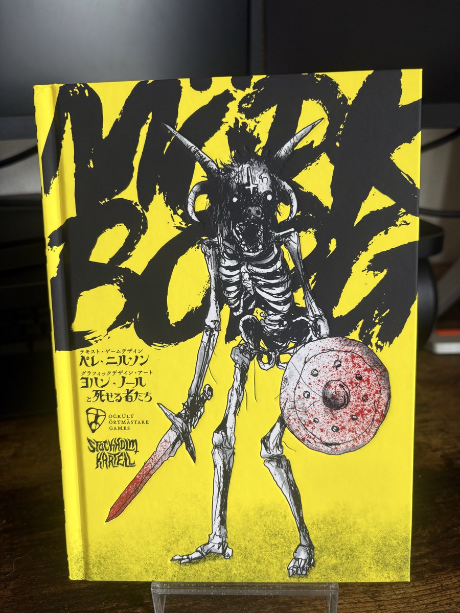 lr_kyu3's tweet photo. クラファンに参加してた『MÖRK BORG』の日本語版ルールブック届いたぞ〜！

ルルブというより、もうほとんどアートブックだ。眺めてるだけで楽しい https://t.co/2OUV6ff34J
