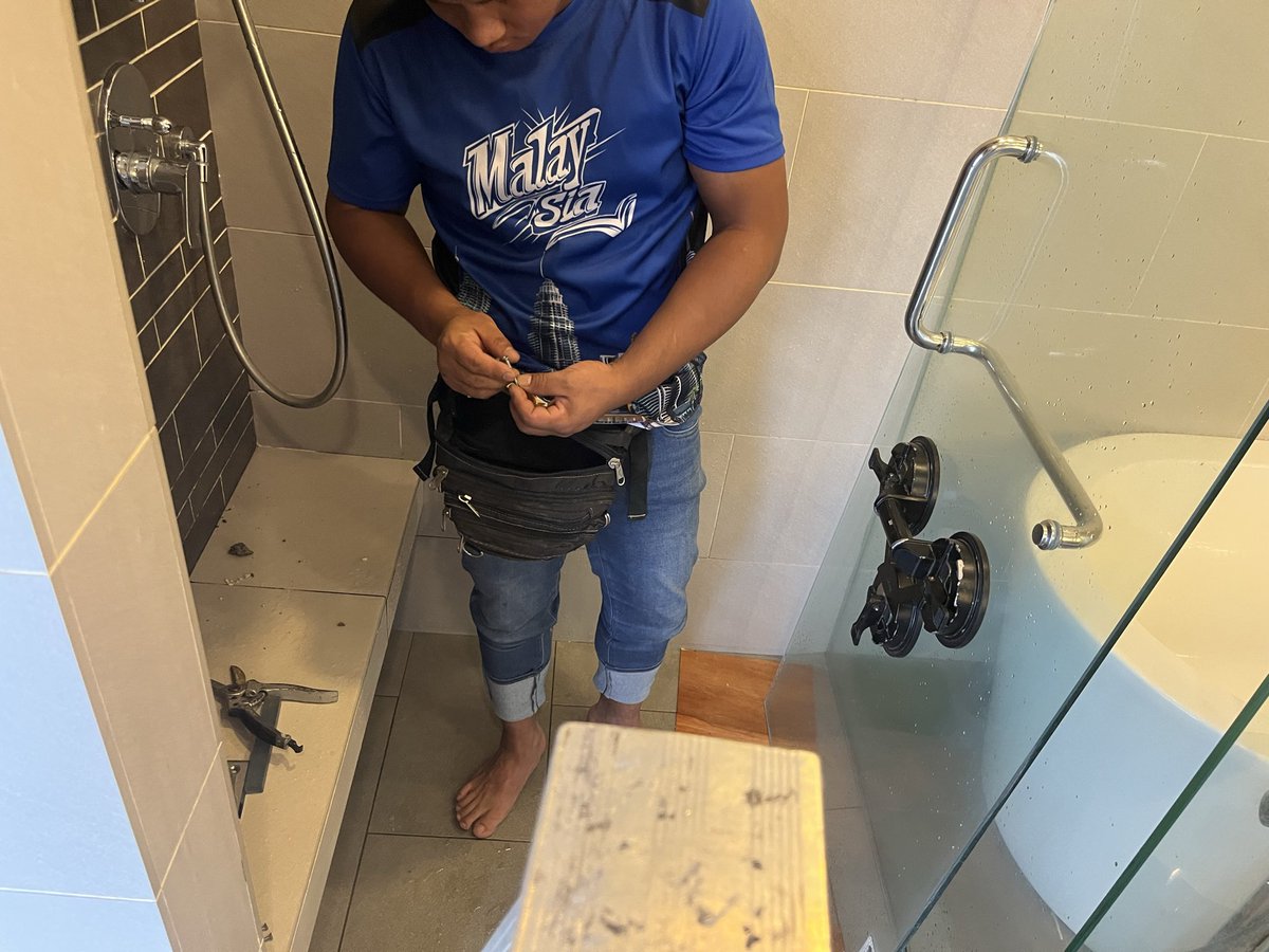 REIWA_F's tweet photo. 施設メンテナンスの令和ファシリティです。お部屋のオーナー様や借りているテナント様へ。シャワールームやお部屋のドアのヒンジが下がって閉まらなくなってませんか？交換が必要です。
令和ファシリティでは、メンテナンスサービスで皆様をサポートします。
お問い合わせ↓
https://t.co/kokgnj2ueY https://t.co/eEfVHvxaqY