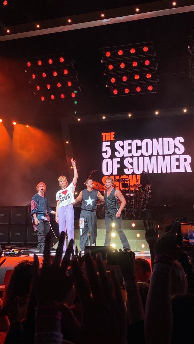 jjustgirii's tweet photo. #5sos Au
Donde los chicos de son adolescentes regiomontanos que intentan balancear su vida de universitarios mientras intentan cumplir su sueño de ser estrellas de rock con su banda que hace covers en barrio antiguo los fines de semana 
#MonterreyNeedsEASTour https://t.co/9O7oqrSuK6