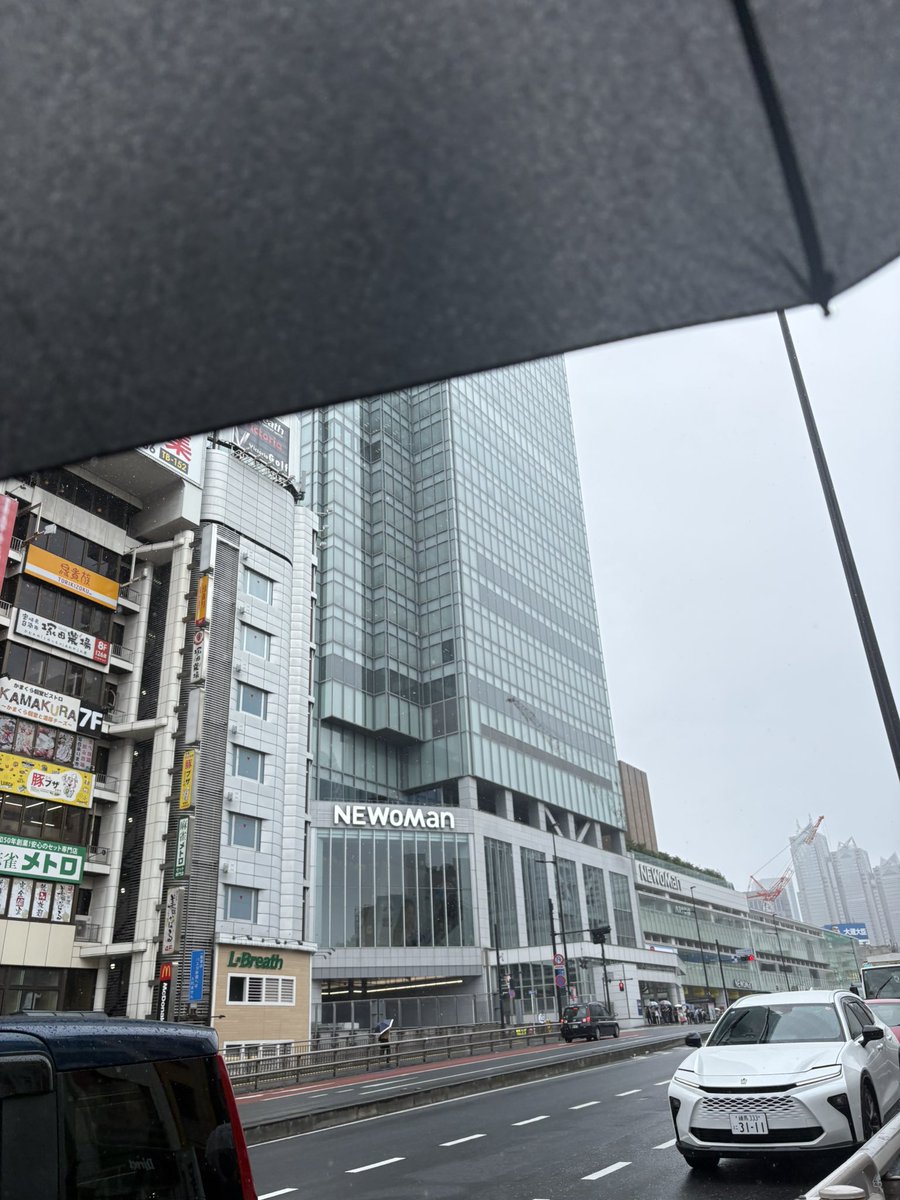 akatukilisa's tweet photo. 外でたら急に雨降っててつら
朝は降ってなかったじゃーん

そして何故か傘がリュックに入ってなくて、ずぶ濡れになってレッスン行くわけにもいかず折り畳み傘を買う

痛い出費😭 https://t.co/p3UUX6S96H