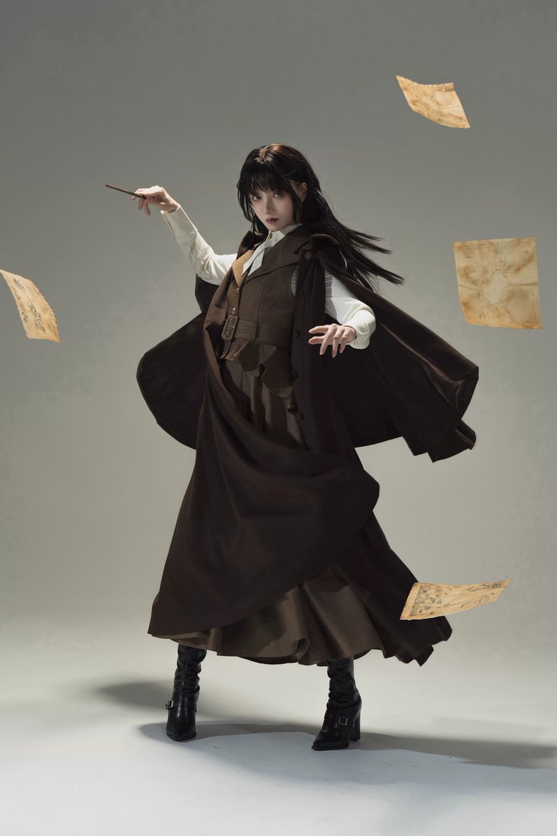 ManusxMachina's tweet photo. British Classical Long Cape Coat - Dark Brown 
https://t.co/p1EGLZU1yb 
クラシカルで端正な佇まいのケープとノースリーブコート。深みのある焦茶のケープは静かで重厚。同色のノースリーブコートは構築的なシルエットで、上品な均衡を描きます。知性と静謐を纏って世界へ誘われてみて。 https://t.co/k2JKGCSn8p