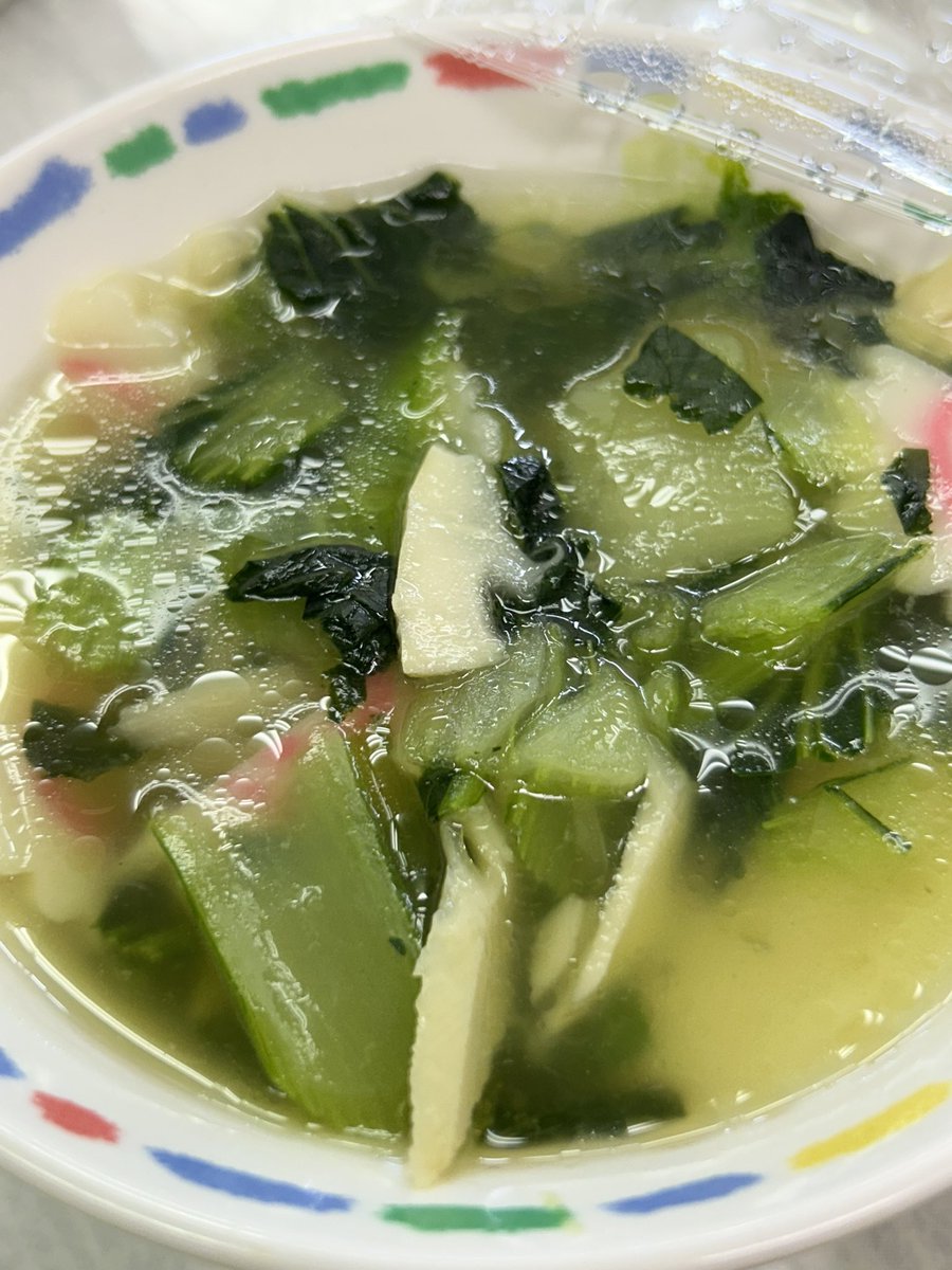 satomiAIBO's tweet photo. 当直の昼食これで泣く
1番でかい器だしこれがメインだと思ったら汁物っぽい
おかず無い？なくない？ https://t.co/LmUtDfiieM