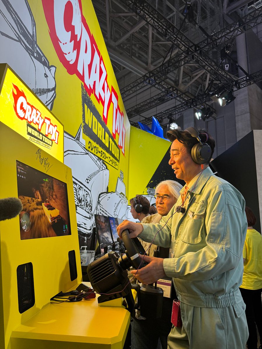 SEGA_OFFICIAL's tweet photo. 『ゲームセンターCX』の有野課長に、『クレイジータクシー：ワールドツアー』を体験いただきました！

試遊の様子は、公式Youtube「【公式】ゲームセンターCX チャンネル」で後日配信予定とのことです。
https://t.co/86NdZfep7V

#TGS2026 #segaatlustgs26 https://t.co/d3w5yRxueD