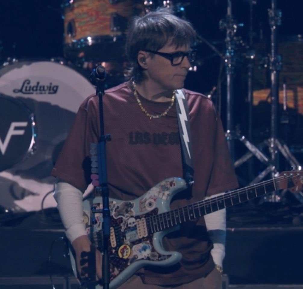 btschartsxdaily's tweet photo. Rivers from the band Weezer is wearing Arirang tour merch at the iheartradio music festival !🔥

BTS IS COMING 🔥
BTS PAVED THE WAY
#BTSxIHeartRadio
#BTSonIHeartRadioMusicFestival https://t.co/tE21d5sCv1