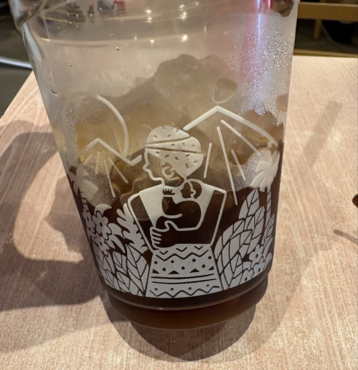 t_ikepon's tweet photo. ゼッテリアのコーヒーはフェアトレードで仕入れたよーって書いてあって、いい感じの絵が書いてあるぞ https://t.co/xFue9U8nrW