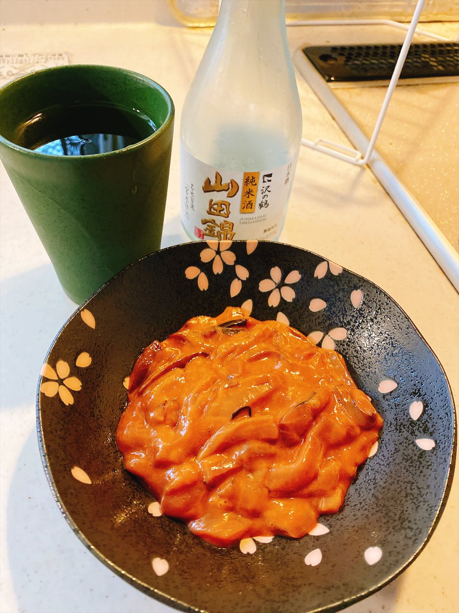 tamocamp's tweet photo. しごおわ帰宅ゥ

もうね
こんなんで良いんです
塩分とか知らんです

黙々と塩辛を日本酒で流し込んでます

美味い🤤 https://t.co/z6XeicWV5h