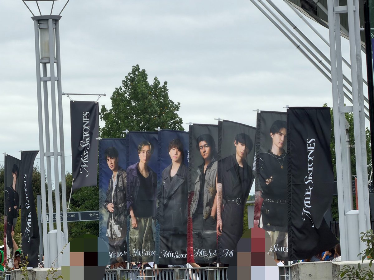 sk_m97hm's tweet photo. 先に物販と写真だけ撮ってきた！

味スタ正面から左右にフラッグがあって、左側に進んで、左手にあるエレベーター奥から写真撮るとうまくタイミングが合えば６人とも人の映り込みなく撮れるかも！

#SixTONES_MILESixTONES https://t.co/motemlYE15