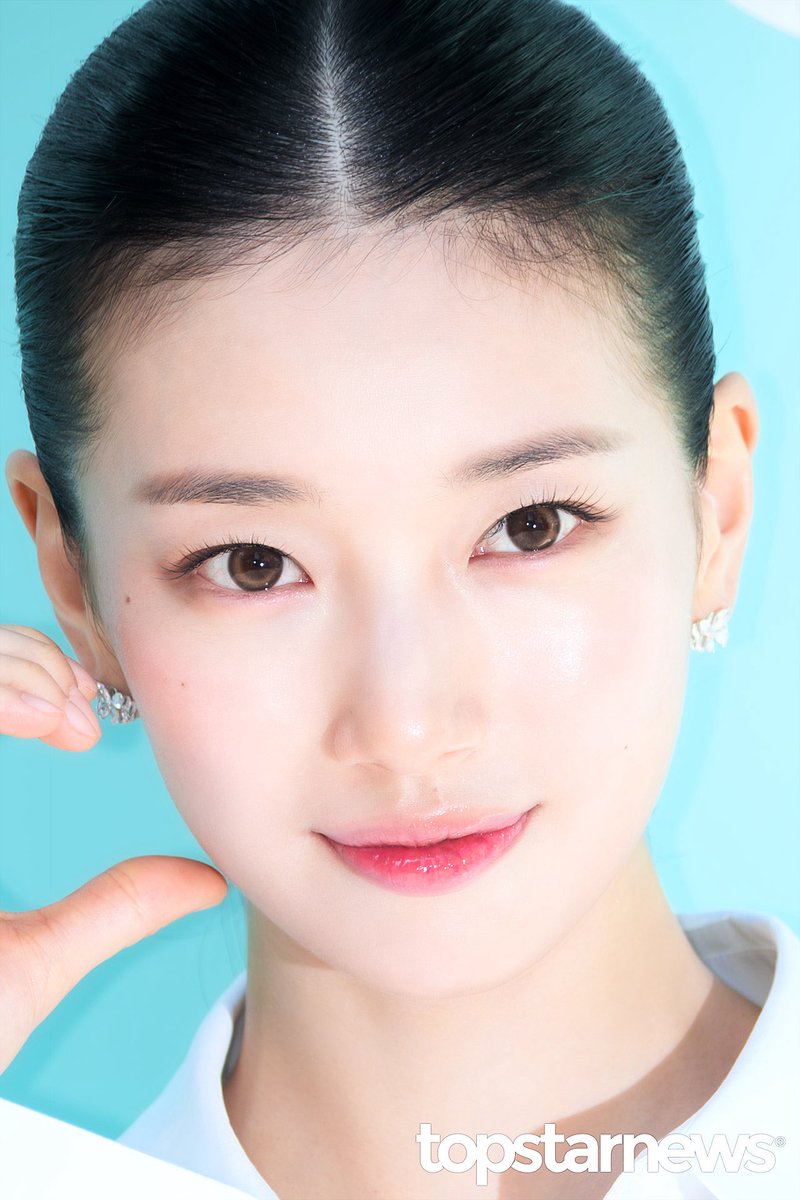 whiteAngell0009's tweet photo. スジ様...ちょっと神々しすぎません？人間ってこれほどまで毛穴レスな事ってあるんだ......… https://t.co/VafrBcMxb8