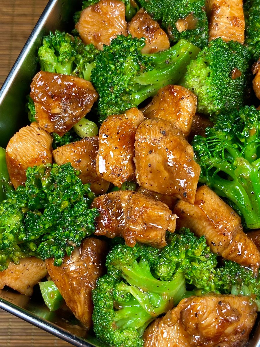 fifii008239's tweet photo. New post-work fuel: 150g grilled chicken breast + 200g roasted broccoli + 100g quinoa. 380 kcal, 30g protein, perfect for post-gain. No extra oil, no junk, fuel your weight loss journey. https://t.co/nIL7twwve4