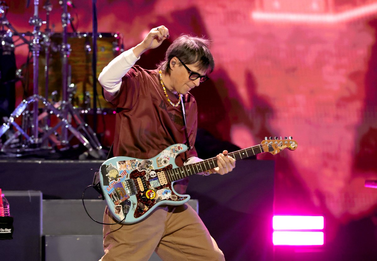 iHeartRadio's tweet photo. Don't sing along challenge—level impossible! 🗣️🗣️🗣️ @Weezer 

Watch our #iHeartFestival2026 on @disneyplus or @hulu—or listen live via our free iHeartRadio app! https://t.co/kdJ5gg3ODN