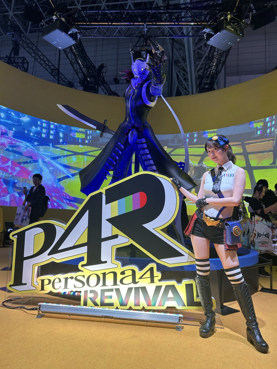a_new_track's tweet photo. マヨナカテレビとかっこいいイザナギも撮れて満足
初めて発売日で買ったペルソナが4なんすよ、セブンイレブンのポストカードセットのやつ予約して買った中学時代… https://t.co/2AH6MSJiqH