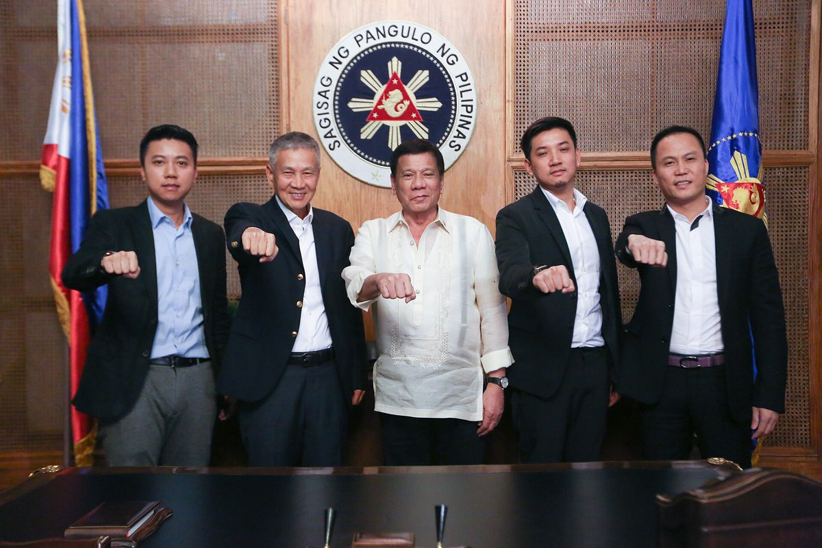 JunSnow07's tweet photo. @HLingayan @EL_FlLIBUSTER0 HAHAHAHA

Michael Yang was appointed ECONOMIC ADVISER to Duterte, the only non filipino to hold a cabinet position. His brother, Tony Yang, admitted to faking a filipino citizenship. Si Pulong, 9 pictures na yan collated into 1

Kulang p yan sayo? Syempre, kaya k nga DDS eh 🤣 https://t.co/MHRhr0s5UK