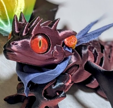 GWGW's tweet photo. I-01　竜の革全部剥ぐ　と合体で出展しておりまして、

 泉田さんが手乗りドラゴンにあう「ハーネス」を用意してくれました！ 

こちらをお買い上げの方には、ささやかながらバンダナ布もプレゼントいたしますので、ふるって！　ご来場ください！！！ 

#けもケット https://t.co/pDW5Sldwnw