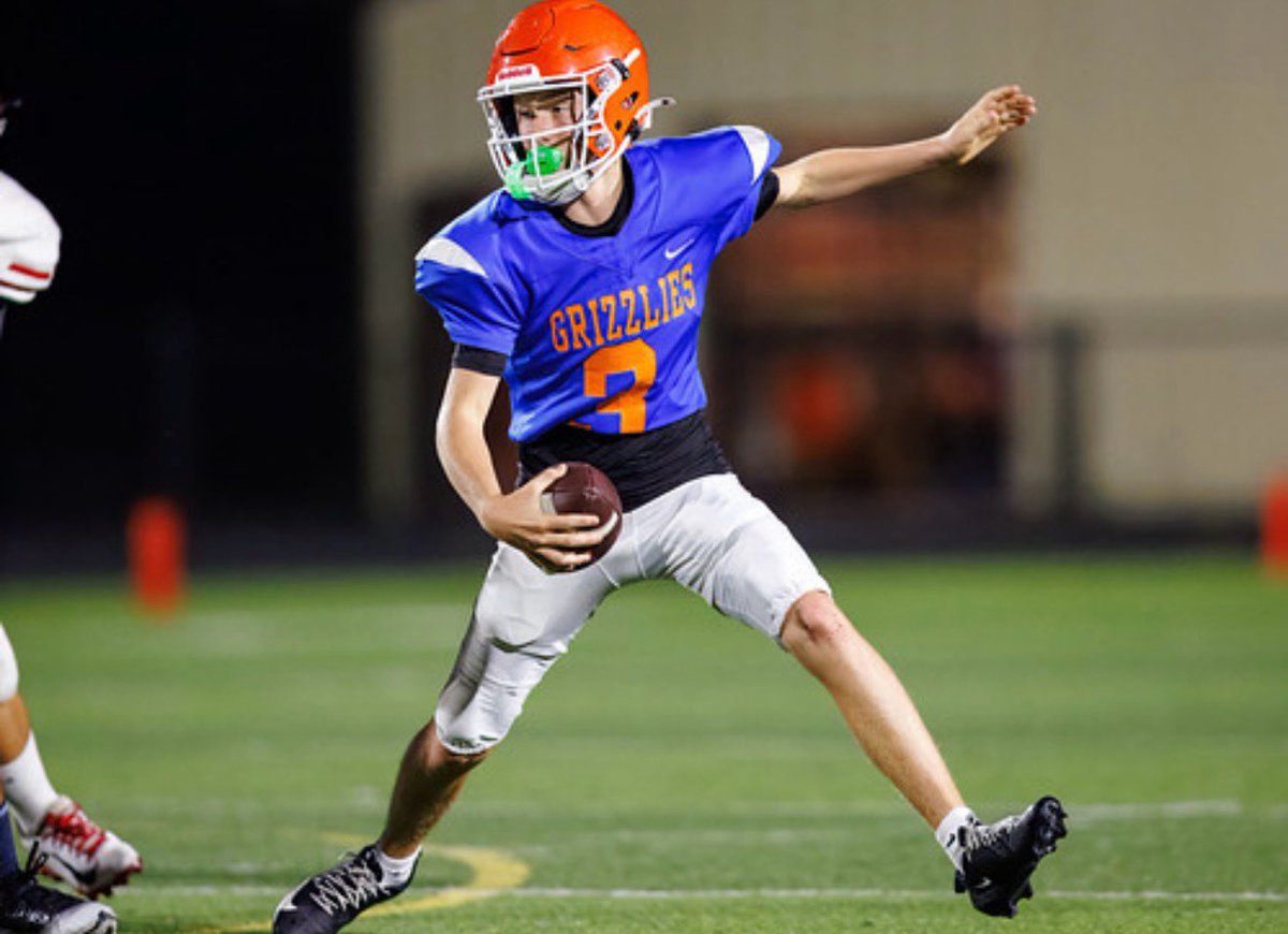 SamMaverick_22's tweet photo. Week 2 📸📸  @GOaksFootball @FiveStarGQB https://t.co/6AU6DhLzBp